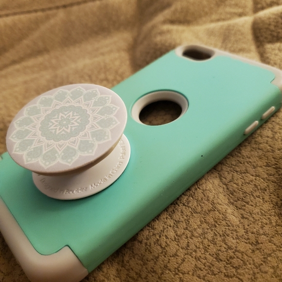 IPod touch case and pop socket - Picture 2 of 3